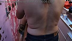 ¡Guau, esa peluquera tiene tetas naturales perfectas, no lo crees!