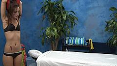 Devasa yarrak dar ıslak tıraşlı amını sert sikmeyle kontrast yapıyor