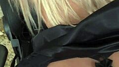 mulher presenteia marido com INTEADA loirinha sex toy in casual outdoor play