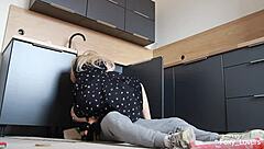 Suçluluk ve heyecanla dolu, mutfakta evli tesisatçı ile kocamı aldattım.