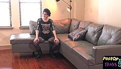 Ey, mira esta ts solo con pelo corto y tatuajes gozando con dildo cerca en el culo 😈🍆