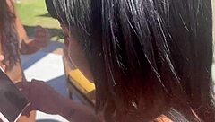 Bintang porno Latina brunette kecil dibengkokkan untuk kongkek anal doggystyle dalam pertukaran kumpulan di tepi kolam!