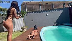İnanılmaz! Küçük esmer Latin porno yıldızı havuz kenarı grup takasında köpek pozisyonunda anal sikiliyor!