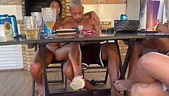 İnanılmaz! Küçük esmer Latin porno yıldızı havuz kenarı grup takasında köpek pozisyonunda anal sikiliyor!