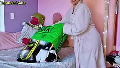 Essa morena brasileira gostosa mostra coleção de calcinhas e lingerie num tease solo 😏