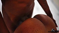 Perempuan seksi ni nampak lelaki hitam mengintai dan terus ambil kote hitam besar dia