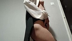 날씬한 갈색 머리 젊은 선생님 대학 끝나고 셔츠 벗고 집에서 격렬 자위 오르가즘