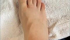 hablando con mis seguidores y muestro mis pies en un video casero