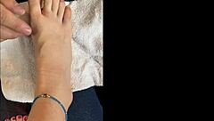 hablando con mis seguidores y muestro mis pies en un video casero