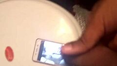 검은 자지에서 정액이 뿜어져 나와요. 열정적인 딕 러버를 위한 로 액션.