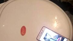 검은 자지에서 정액이 뿜어져 나와요. 열정적인 딕 러버를 위한 로 액션.