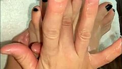 hablando con mis seguidores y muestro mis pies en un video casero