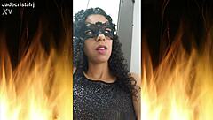 Jade, de spectaculaire brunette, plaagt in visnetkousen en lingerie terwijl ze haar kale kutje flashen. Ze wordt nat en wild voor de camera