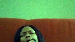 Oh joder, me encanta hacerme toda cremosa con esta ebony peluda... ¡se siente de puta madre!