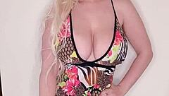 I talk dirty in Spanish while playing naked with my wet pussy