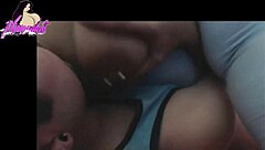 ああ、こいつぽっちゃりスラットがPOVで激しく騎乗位、狂ったように喘いでる。