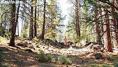 oh man, ik ben hier op deze naakte wandeling op en neer de heuvel, voel me helemaal exhibitionistisch in doorschijnende spullen, weet je? totaal blootgesteld...