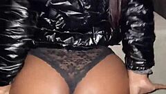 Latina caliente con grandes tetas naturales se la follan después de subir a la casa 🔥