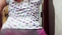 Me excita ver tanga marcando en la puta madura