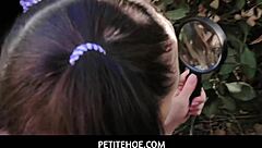 Bu dolgun minyon afet sert sikişi, derin boğaz ve el işini nasıl kaldırıyor?