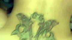 ああ彼女がチンポをチャンプみたいに騎乗して、小さい18+の胸が揺れて濡れたマンコが締め付けるよ