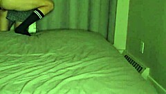 Esta jovencita 18+ tonta solo juega en su cuarto con vibes de brunette petite 18+ linda