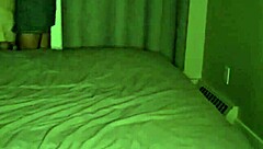 Esta jovencita 18+ tonta solo juega en su cuarto con vibes de brunette petite 18+ linda