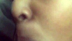 若いママが巨大な黒いチンポを吸うのを見て興奮する