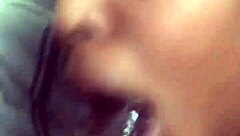 若いママが巨大な黒いチンポを吸うのを見て興奮する