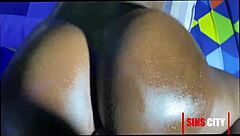 ¡Joder, no puedo creer lo cachonda que estoy con mis tetas naturales enormes rebotando follando a mi novio a lo perrito!