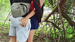 Latina Abby böjd över tar monsterkuk doggy ute.