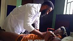 私はダニヨ、痩せた医者で患者を激しい病院セックスで喘がせるリアルな感じ