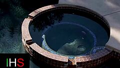 Fantastisk brunette tager en kæmpe pik i røven. Hun får et stort cumshot inde i røven for intens nydelse