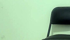 여자가 춤추며 큰 엉덩이랑 가슴 보여줘 아주 잘