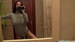 Geile volgetikte babe gaat in badkamer solo vingeren van haar harige bos tot orgasme