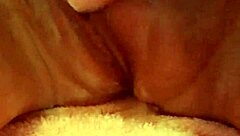 超爱丰满身材涂满滑石粉，感觉一切都湿滑性感