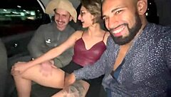 A loirinha aprontou com os dois na carona do carro, criando uma aventura divertida no caminho