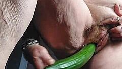 Hvorfor propper denne frække tyske bedstemor sin gamle hårede fisse med en agurk som en total luder? Se hende blive vild og beskidt!