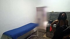 Oye vecino, ¿por qué seduces a mi mejor amiga mientras hago la cena? ¡Ella te dejó hacerlo!