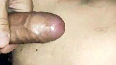 Esta MILF dura en video amateur casero POV mostrando su coño en close-ups íntimos