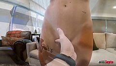 艾薇，这大黑屌能塞进你紧致18岁小嫩逼第一次喷水吗？