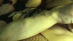 Waarom speeltjes als je deepthroat, kokhalzen en kutlikken hebt in deze homemade interracial sessie?