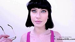 Jeg føler mig så ophidset mens denne smukke brunette bliver forført af produceren under hendes model audition på sofaen.