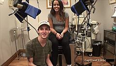 цаййй остановите унижение Шейлы Дэниелс в латексных перчатках и наручниках за кулисами