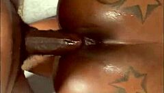 大きなチンポで濡れたマンコのアナルから顔へのアクション