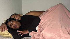 زوج الأب يخطئ ابنة زوجته بزوجته وينيكها بعنف بزبه الكبير في وضع ملعقة حتى يملأ كسها الضيق بالكريم باي