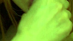 Sevgilim yakın çekim usta sakso yapıyor kocaman boşalmayı ağzına alıp yutuyor