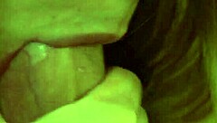 Sevgilim yakın çekim usta sakso yapıyor kocaman boşalmayı ağzına alıp yutuyor