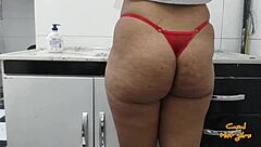 Yaramaz ev hanımı bulaşık yıkarken sert siki derinlere alıyor...