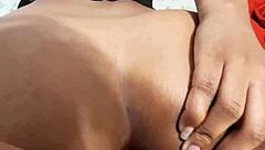 اللعينة دي، طيزك مخدرني على الشرج، بحب أفتحها وأخليك تصرخي 😈🍑